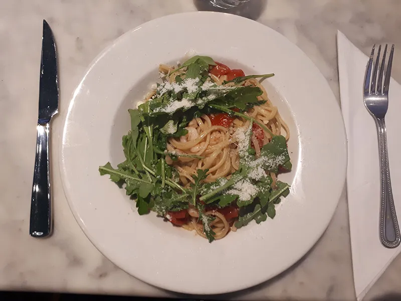 Linguine Rucola e Gamberetti with prawns, rocket and cherry tomatoes