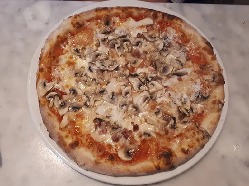 The Presidente pizza at Mamma Mia, topped with chicken, pancetta, mushrooms and mozzarella